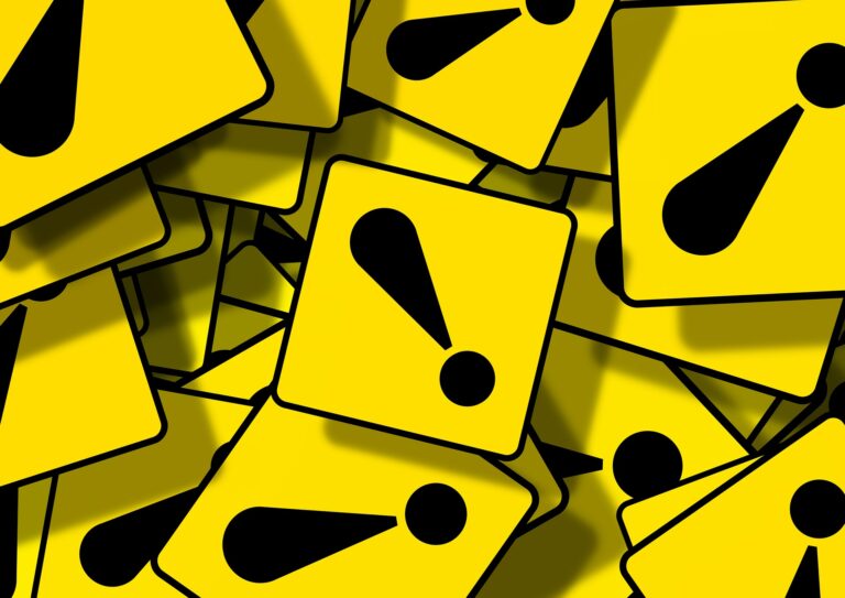 Empilement désordonné de panneaux carrés, jaunes et avec un point d'exclamation noir.